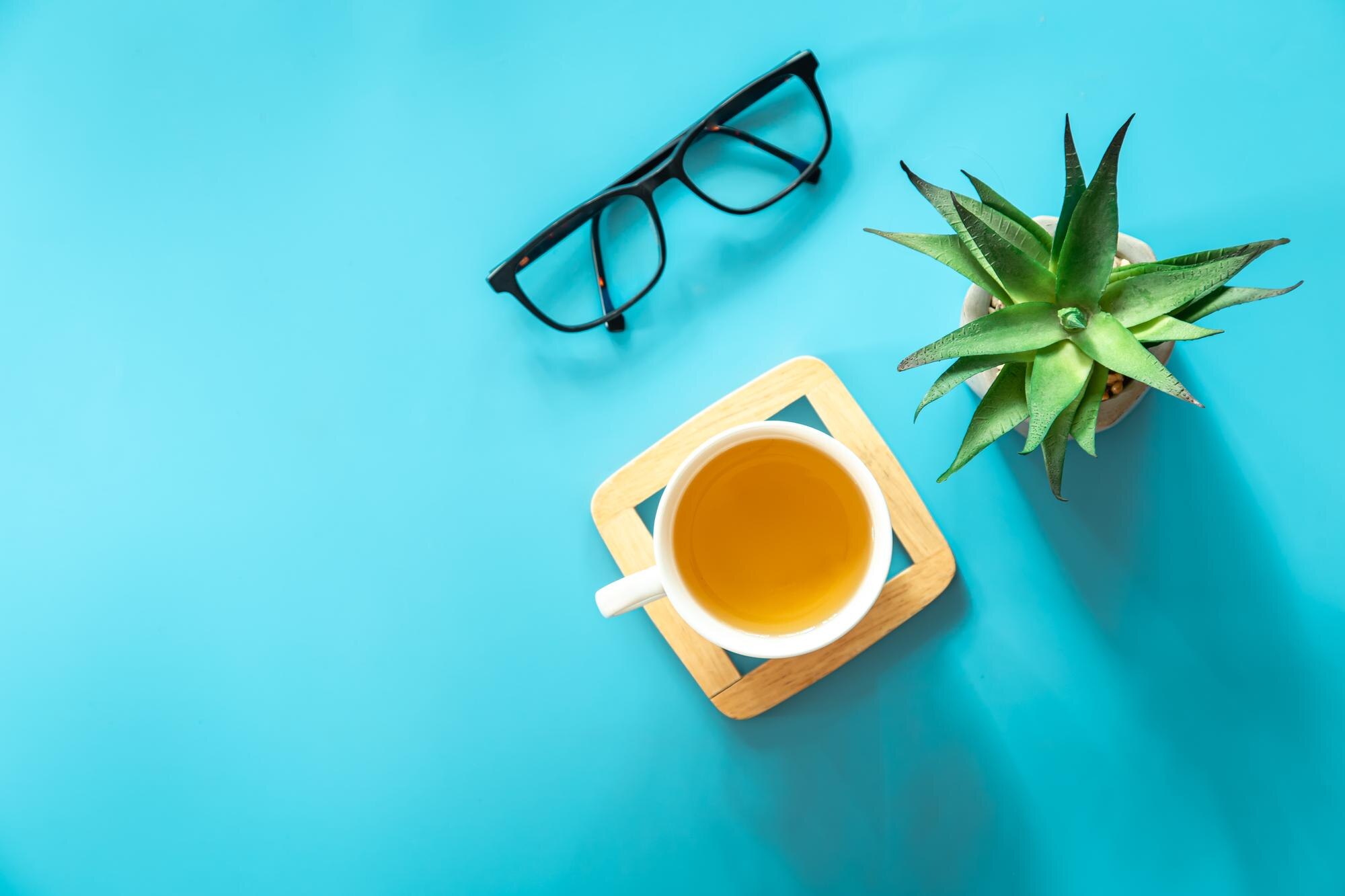 Taza de té y gafas